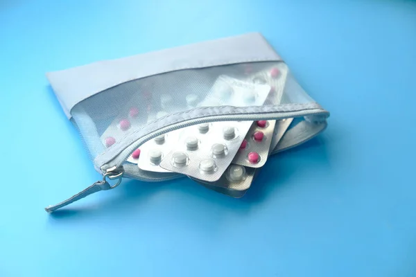 Close-up van stapel pillen van blisterverpakkingen in een kleine zak — Stockfoto