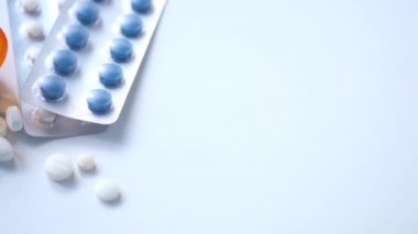 Beyaz arka planda su toplayan hap yığınını kapat 