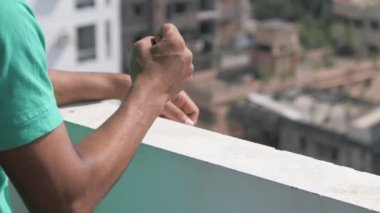 Üzgün, orta yaşlı bir adam duvara vuruyor.