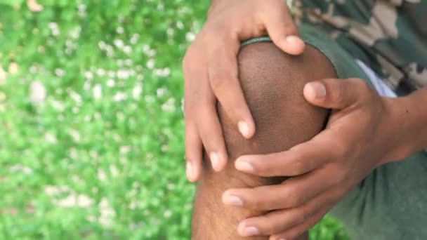 Primer plano en el hombre que sufre dolor en las articulaciones de rodilla — Vídeos de Stock
