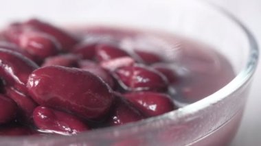 Masadaki kasede kırmızı fasulye taneleri .