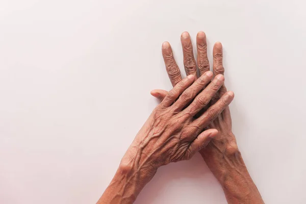 Ältere Frauen berühren ihre Hand auf weißem Hintergrund — Stockfoto