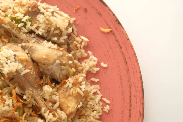 Курица biryani еды в миске на столе. — стоковое фото