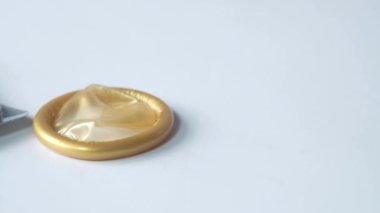 Prezervatif ve doğum kontrol haplarını beyaza kapat. 