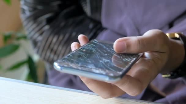 Primer plano de la mano del hombre sosteniendo el teléfono inteligente roto. — Vídeo de stock