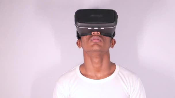 Fiatal férfi visel virtuális valóság headset, vr box. — Stock videók