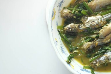 Ev yapımı Hint köri balığı ve sebze kabının en üst görüntüsü. 