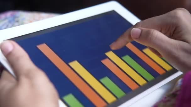 Widok z tyłu kobiety ręka analizując wykres słupkowy na tablecie cyfrowym — Wideo stockowe