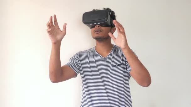 Mladý muž ve sluchátkách virtuální reality, vr box. — Stock video
