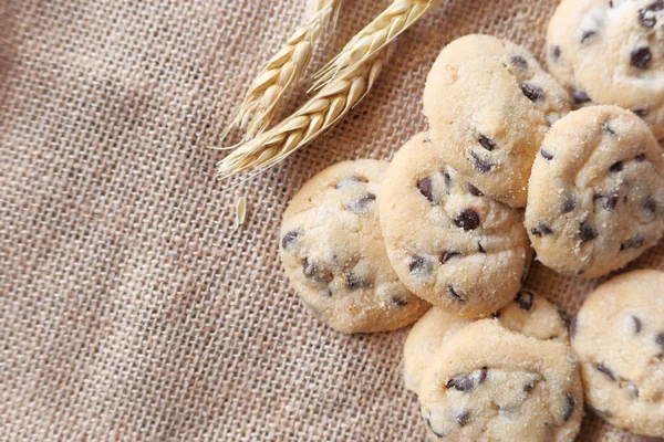 Galletas de chocolate sobre fondo de madera vista superior — Foto de Stock