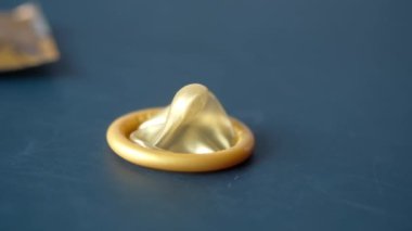 Prezervatifin kapağını kapatır mısın? 