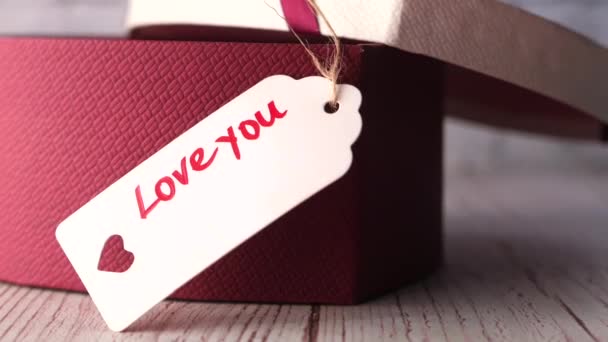 Forma di cuore scatola regalo su sfondo rosa — Video Stock