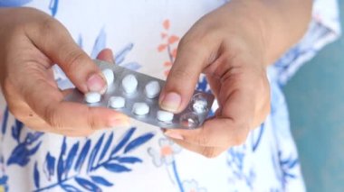 Kadınlar el ele tutuşur, kapanır. 