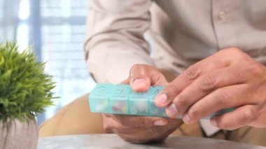  Erkek eli ilaç kutusundan ilaç alıyor. 