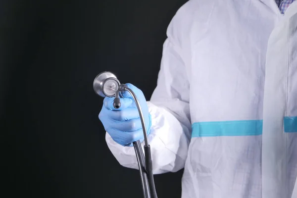 Γιατρός χέρι σε προστατευτικά γάντια που κρατούν στηθοσκόπιο — Φωτογραφία Αρχείου