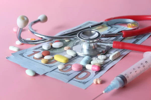 Concept de coût des soins de santé avec nous dollar, récipient et pilules sur la table — Photo