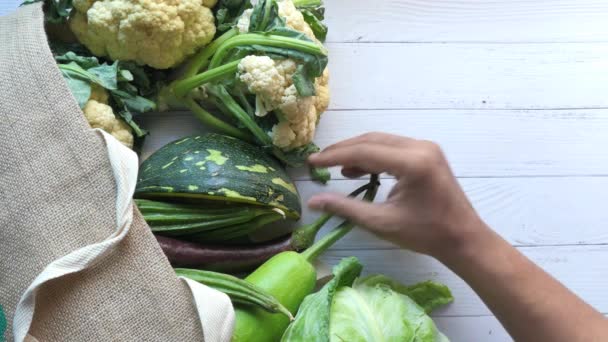 Zdravé potraviny s papírem opakovaně použitelné taška zeleniny na bílém pozadí.. — Stock video