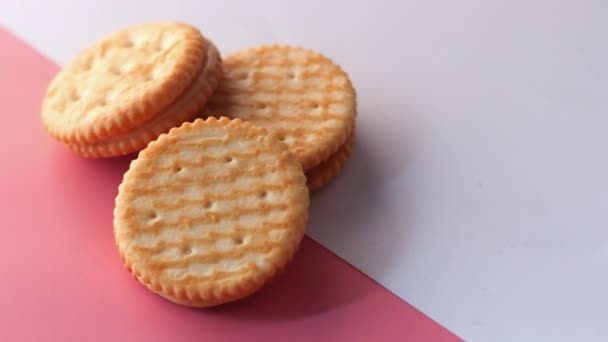 Biscuits faits maison sur fond de couleur gros plan — Video