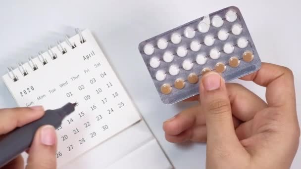 Mujeres mano golding píldoras anticonceptivas de cerca — Vídeo de stock