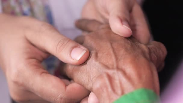 Dettaglio della mano delle donne che tengono la mano delle donne anziane — Video Stock