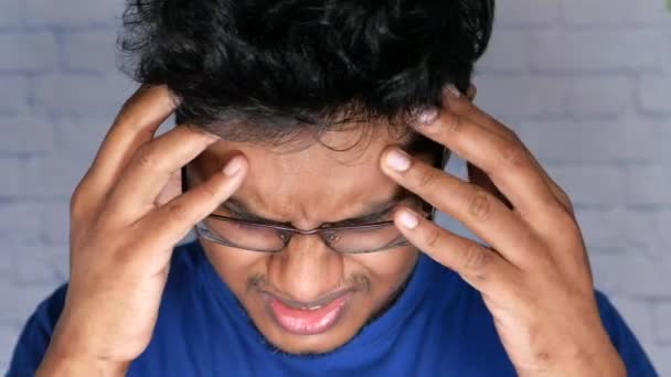 Depressiver Mann fühlt sich krank und sorgt sich um finanzielle Probleme — Stockvideo