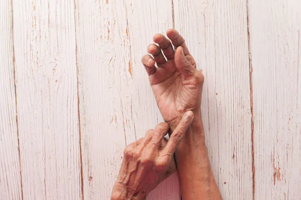 Ältere Frau leidet unter Schmerzen, Draufsicht — Stockfoto