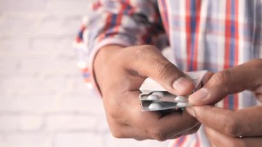 Elele tutuşan su toplayan paketleri kapat .