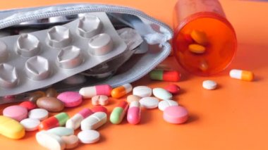 Pek çok renkli hap ve kapsülü kapat 