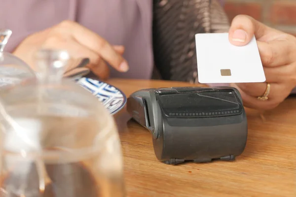 Payment terminal charging from a card, contactless payment.