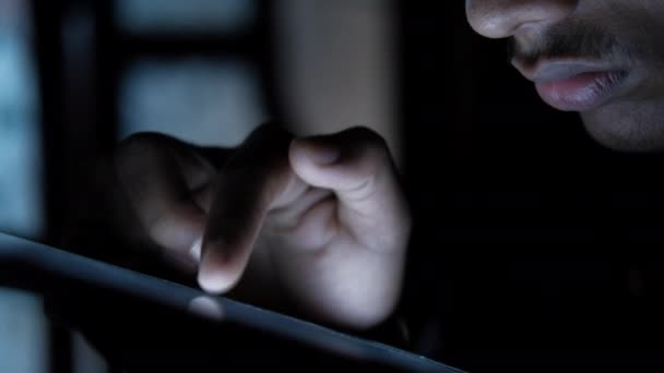 Молодой человек с помощью цифрового планшета ночью — стоковое видео