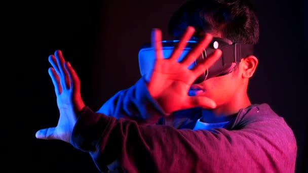 Νεαρός άνδρας φορώντας ακουστικά εικονικής πραγματικότητας, vr κουτί το βράδυ — Αρχείο Βίντεο