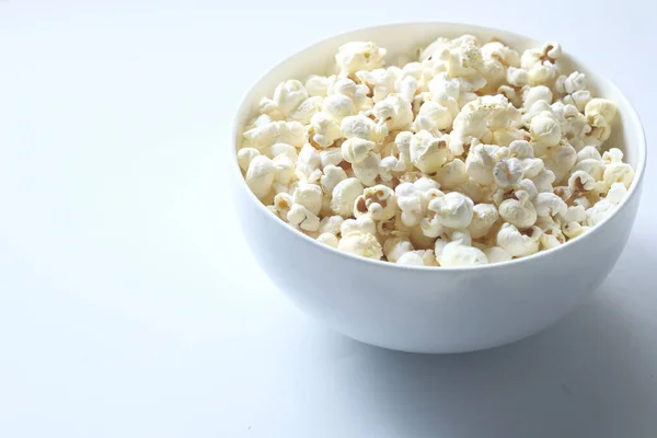 Popcorn v misce na bílém pozadí — Stock fotografie