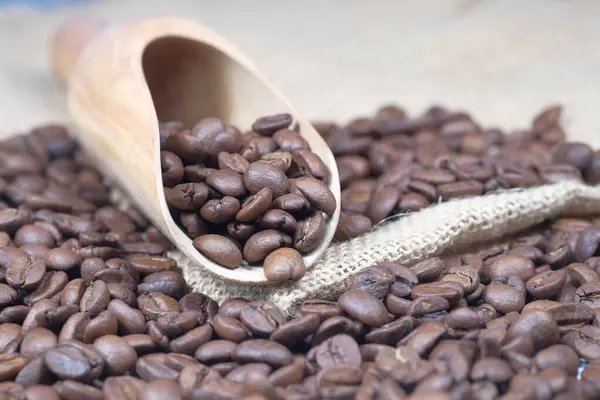 Vue de dessus des grains de café frais sur cuillère — Photo