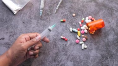 Şırınga, hap ve kapsüller masada. 