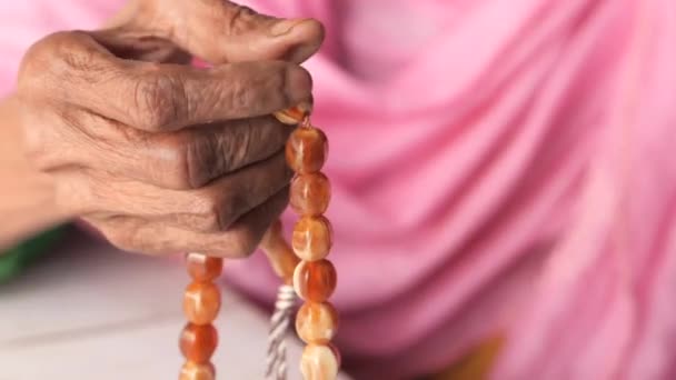 在ramadan附近的老年妇女手拉手祈祷 — 图库视频影像