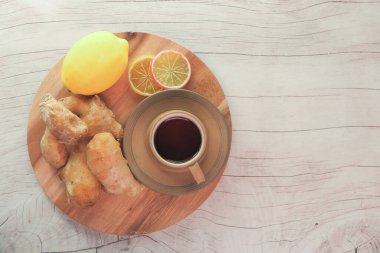 Ahşap zemin üzerinde zencefil çayının en üst görüntüsü.