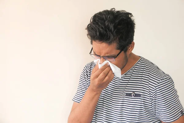 Joven asiático hombre tos y estornudos de cerca — Foto de Stock
