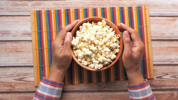 Vrchní pohled na člověka, jak jí popcorn — Stock video