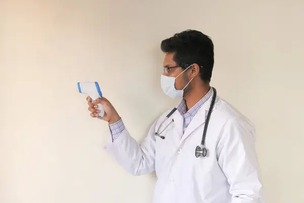 Läkare hand med termometer kontrollera temperaturen. — Stockfoto