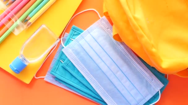Studerende skoletaske pakke med desinfektionsmiddel, en ansigtsmaske. – Stock-video