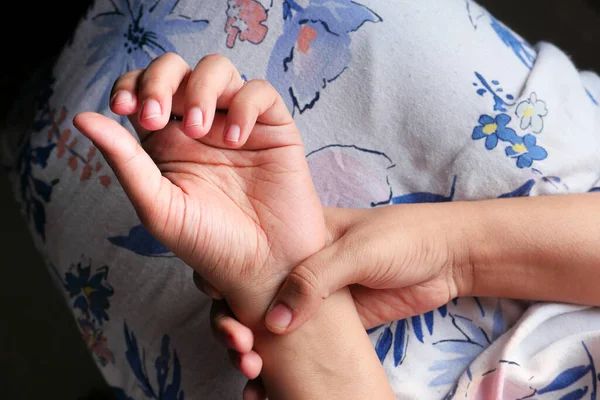 Junge Frauenhände mit Schmerzen am Handgelenk, Ansicht von oben — Stockfoto