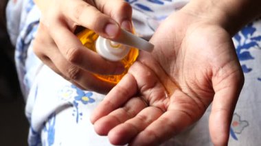  Kopya alanı olan el dezenfektanı kullanan genç kadınlar 