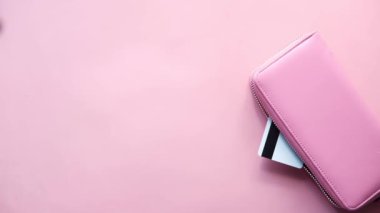 Kredi kartını kadın çantasına koymak. 