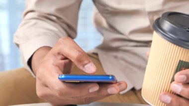 Akıllı telefon kullanarak genç adamın elini kapat..