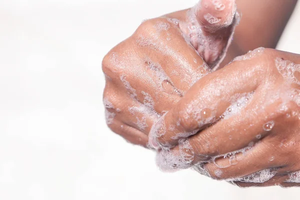 Joven lavándose las manos con agua tibia jabón —  Fotos de Stock