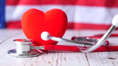 Beyaz arkaplanda kalp şekli ve steteskop. 