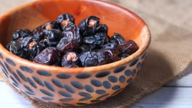 Masadaki bir kasede taze meyveleri yakın. 