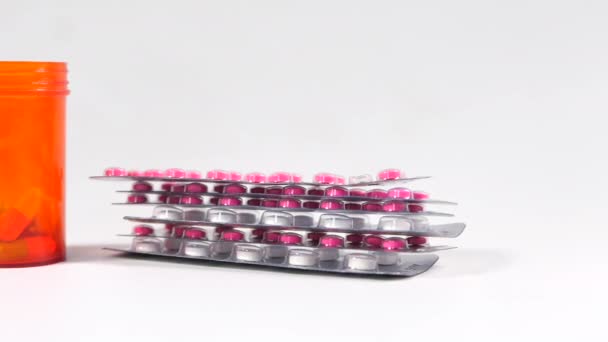 Confezione blister e contenitore pillola su sfondo bianco — Video Stock