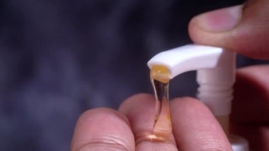 Dezenfektan sıvısı kullanan adamların detaylı görüntüsü. 