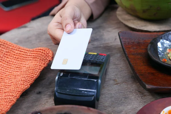 Begrebet kontakt mindre med kvinder hånd betaler med kreditkort på cafe - Stock-foto